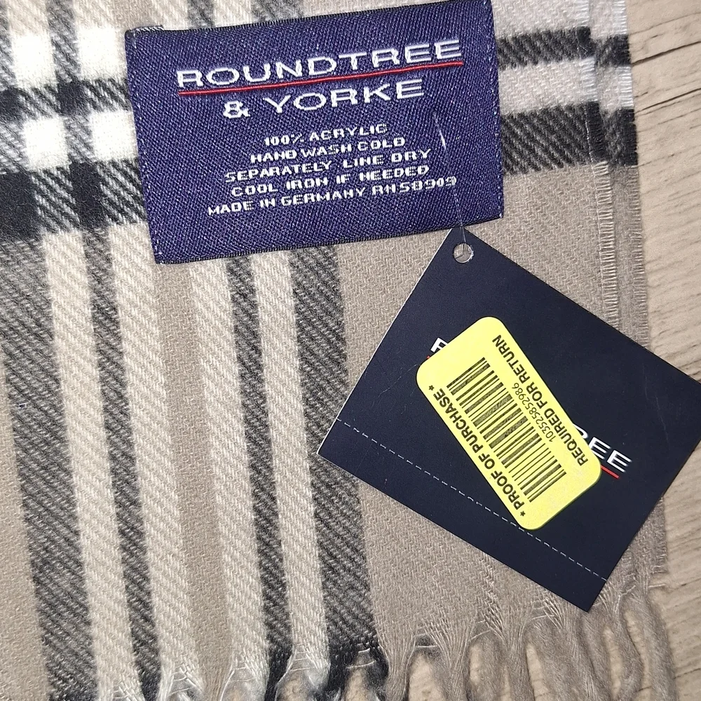 NWT Roundtree & Yorke Plaid Scarf in Cream and Black NWT #1680